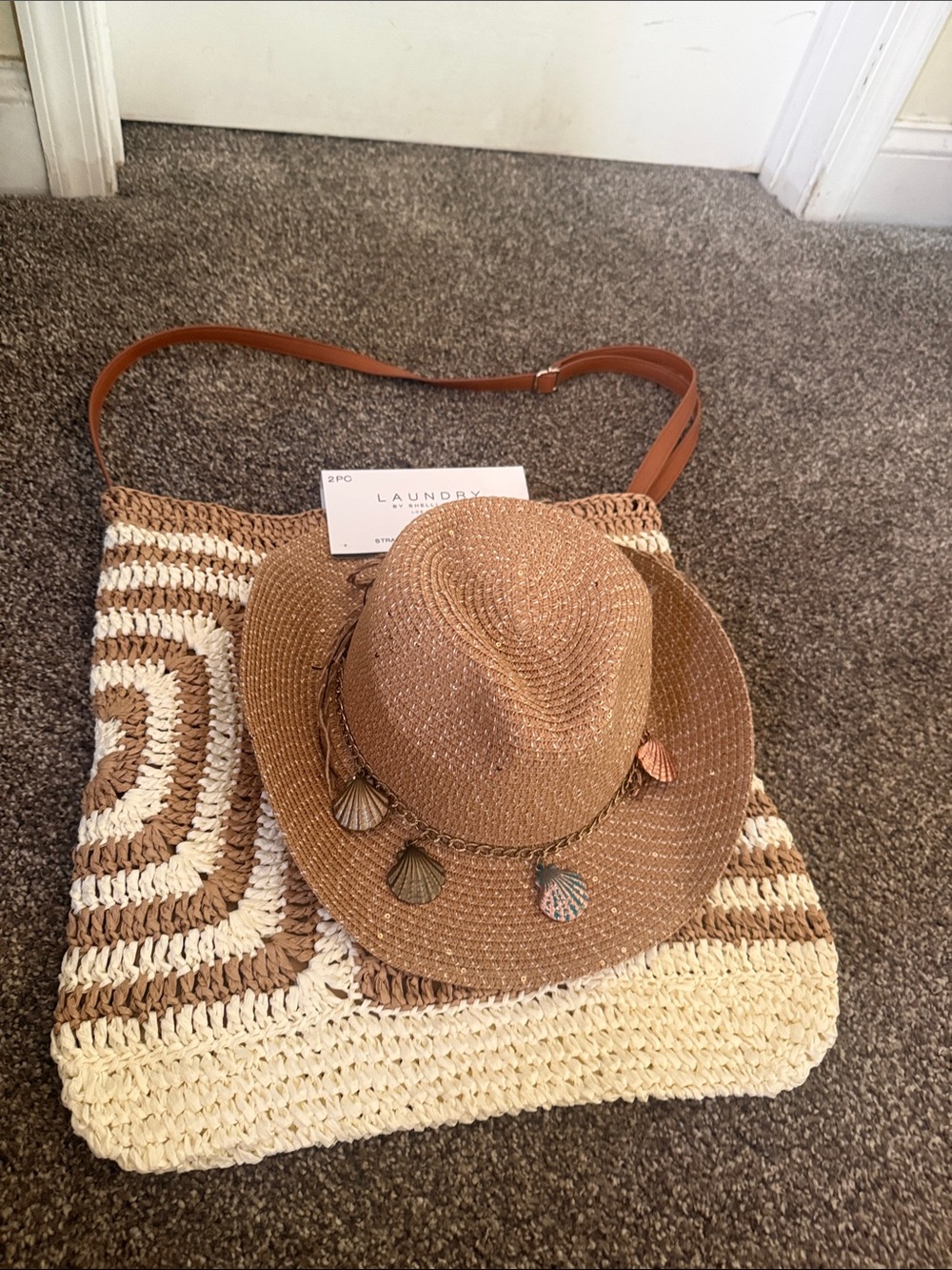 Laundry By Shelli Segal 2pc set Straw cowboy hat with Shell Charms & tote